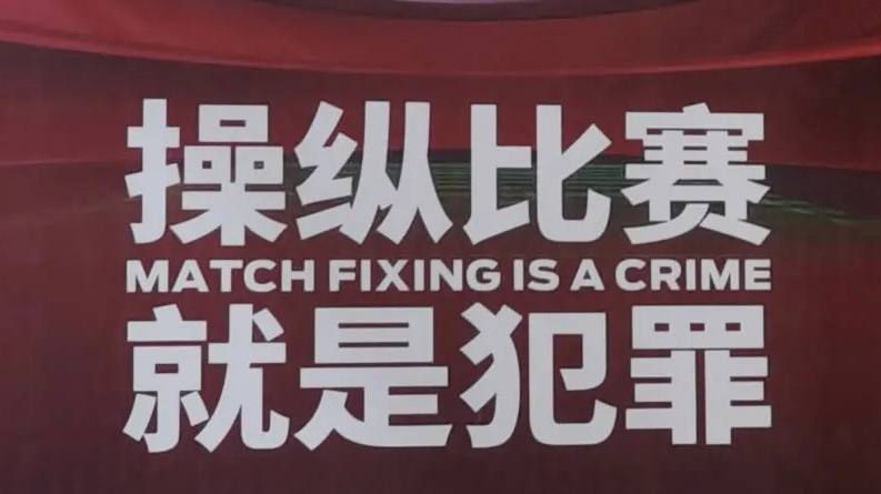 脱岳裙子从后面挺进去电