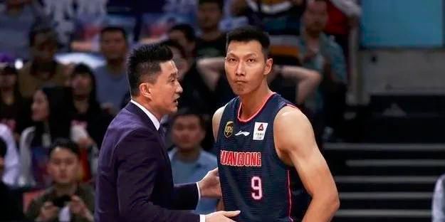 玩3p我被两个男人夹在中间